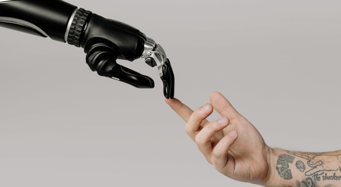Robot hand en mensen hand